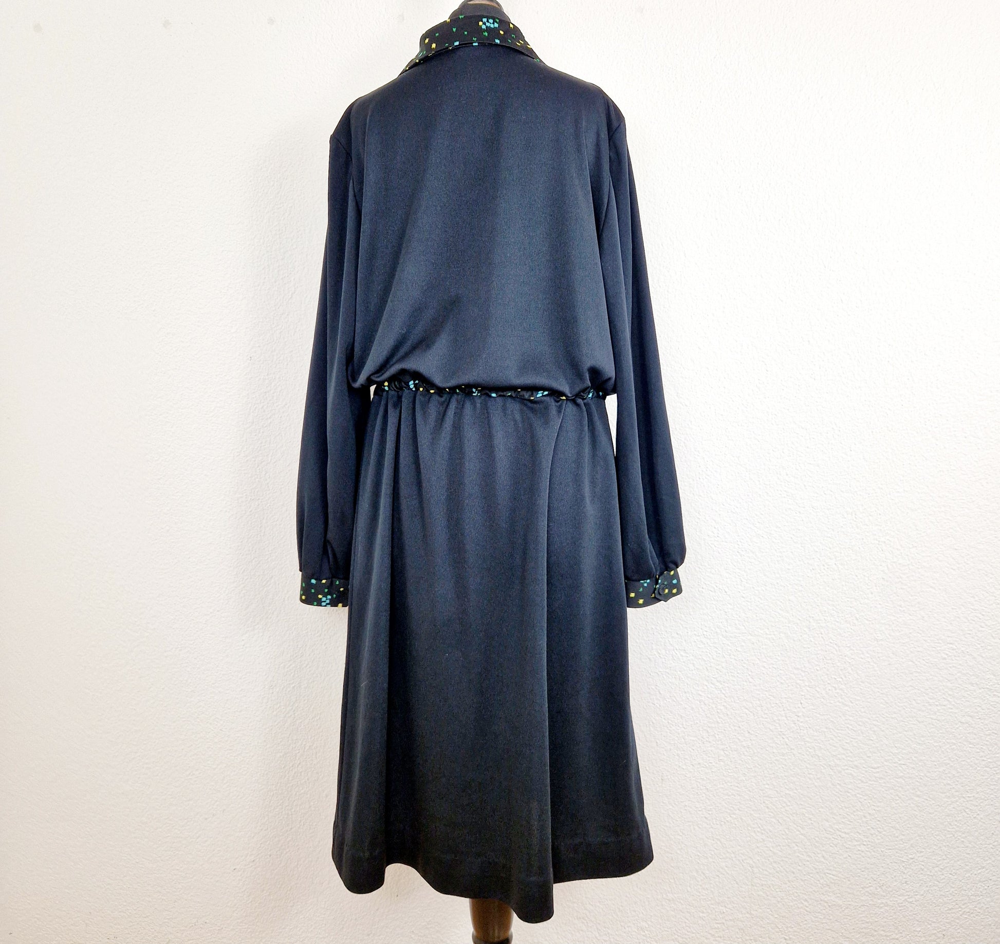 Einzigartiges und nachhaltiges Vintage Kleid in Schwarz mit Farbklecksen. Unique and sustainable vintage dress in black with blurs of color. Back.