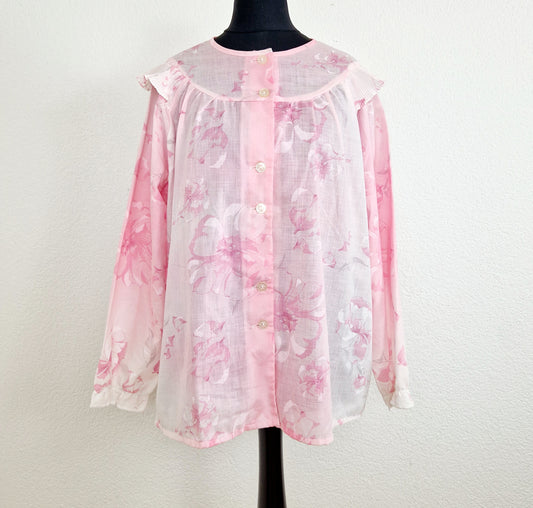Einzigartige und nachhaltige Vintage Bluse in rosa-pink mit Blumen. Unique and sustainable vintage blouse in pink with flowers. Front.