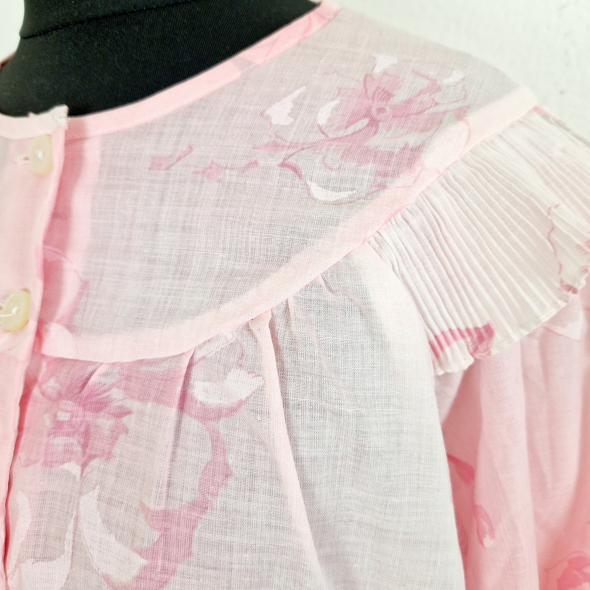 Einzigartige und nachhaltige Vintage Bluse in rosa-pink mit Blumen. Unique and sustainable vintage blouse in pink with flowers. Close-up.
