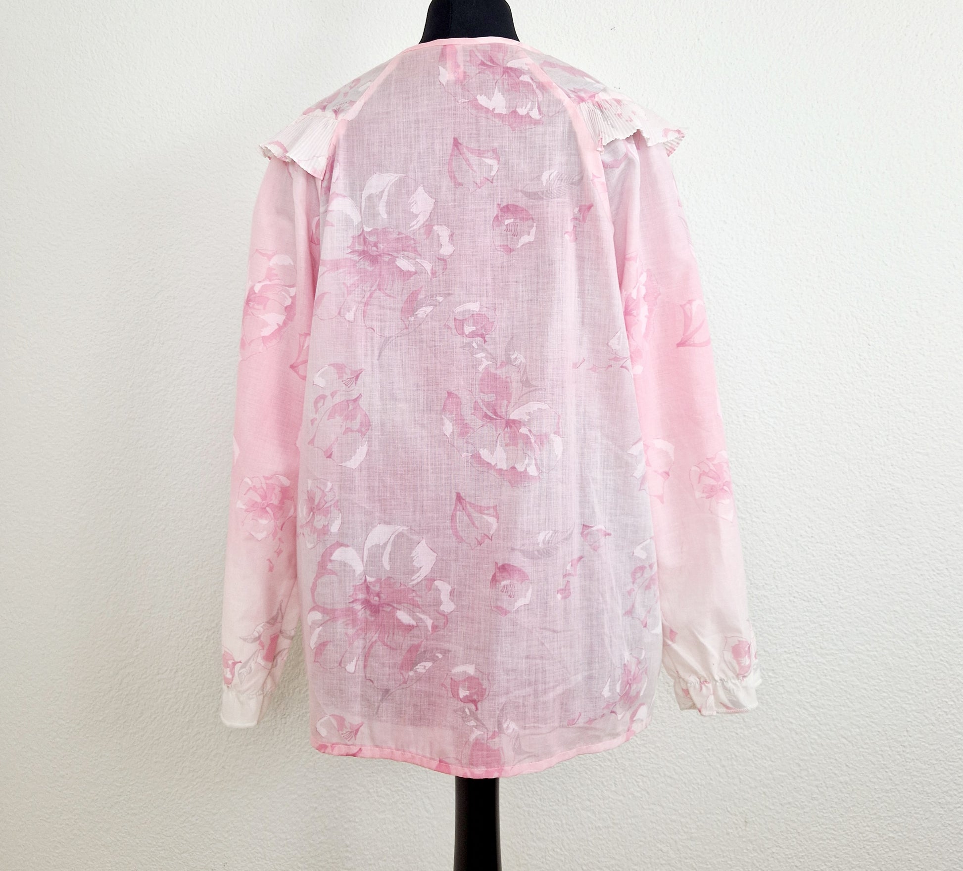 Einzigartige und nachhaltige Vintage Bluse in rosa-pink mit Blumen. Unique and sustainable vintage blouse in pink with flowers. Back.