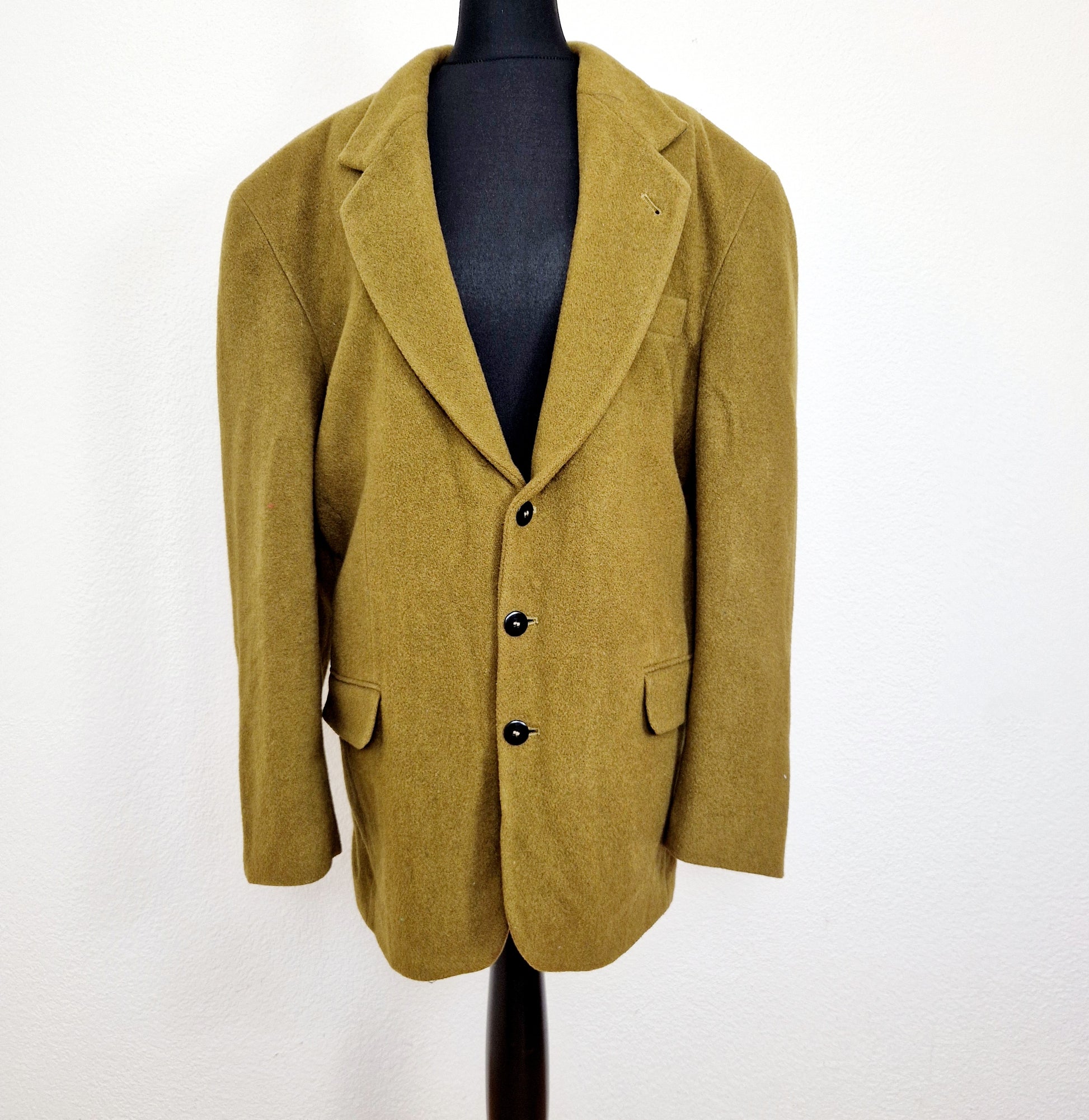 Einzigartiger und nachhaltige Vintage Blazer in olivgelb. Unique and sustainable Vintage blazer in olive yellow. Front.