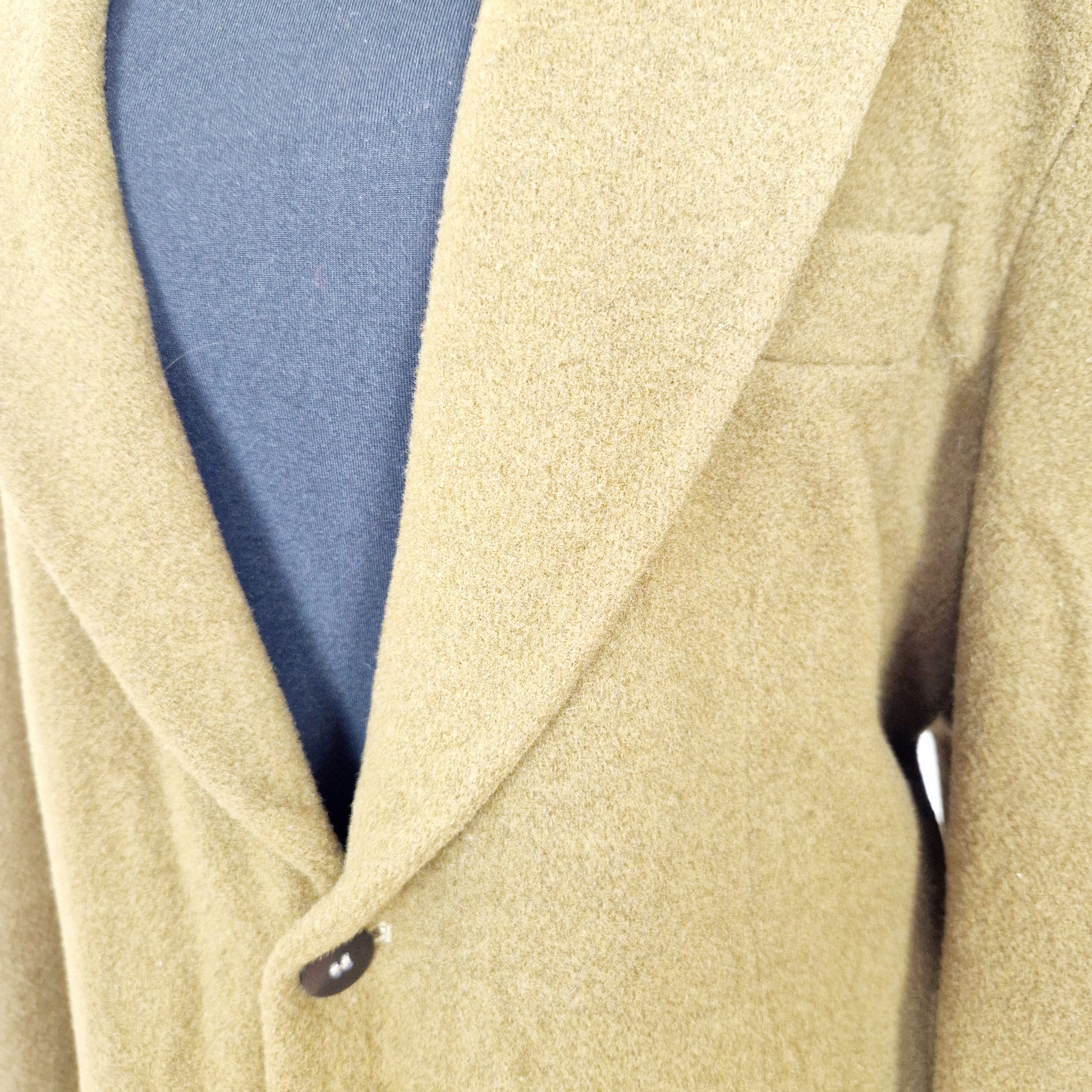 Einzigartiger und nachhaltige Vintage Blazer in olivgelb. Unique and sustainable Vintage blazer olive yellow. Close-up.