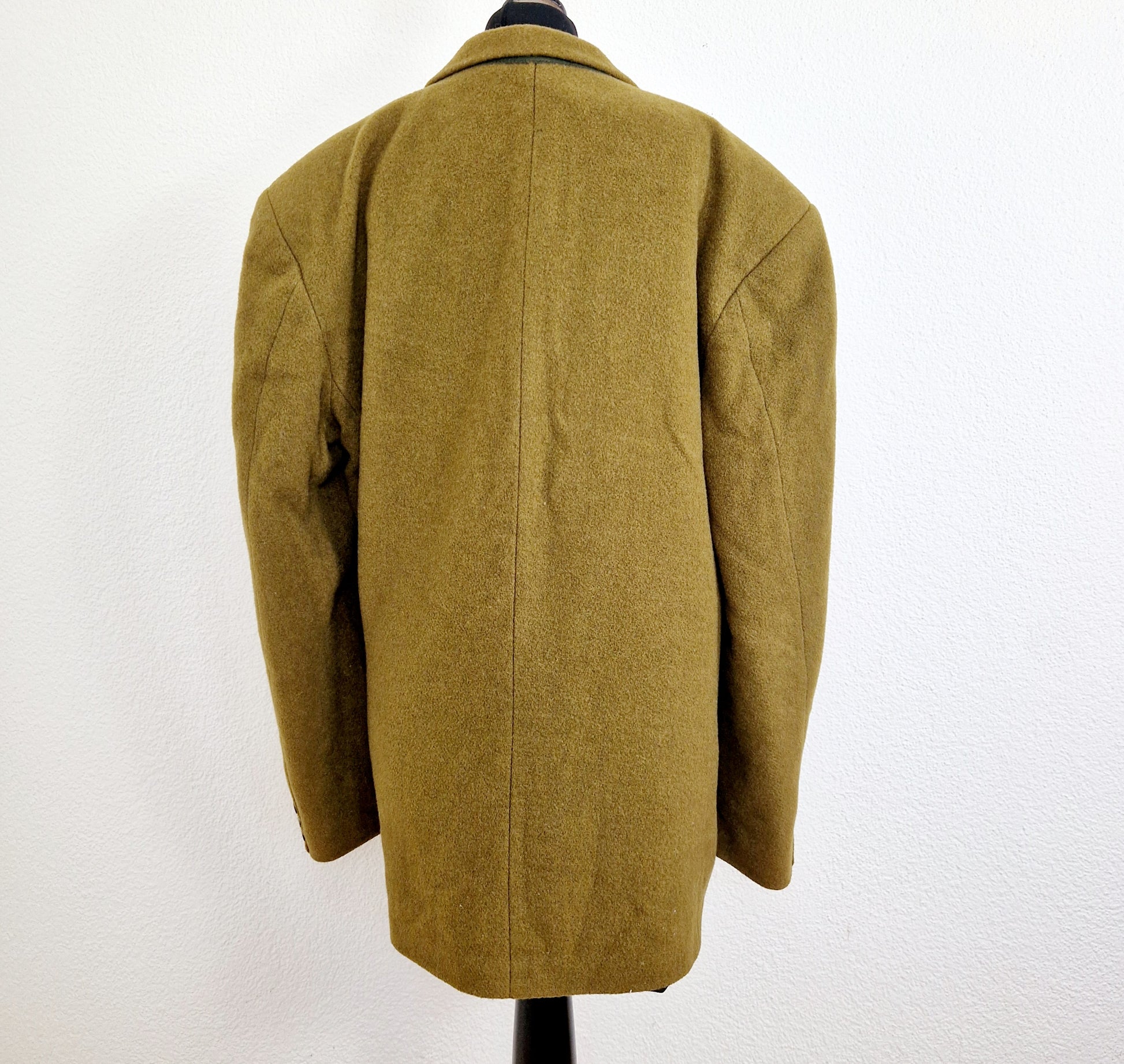 Einzigartiger und nachhaltige Vintage Blazer in olivgelb. Unique and sustainable Vintage blazer olive yellow. Back.