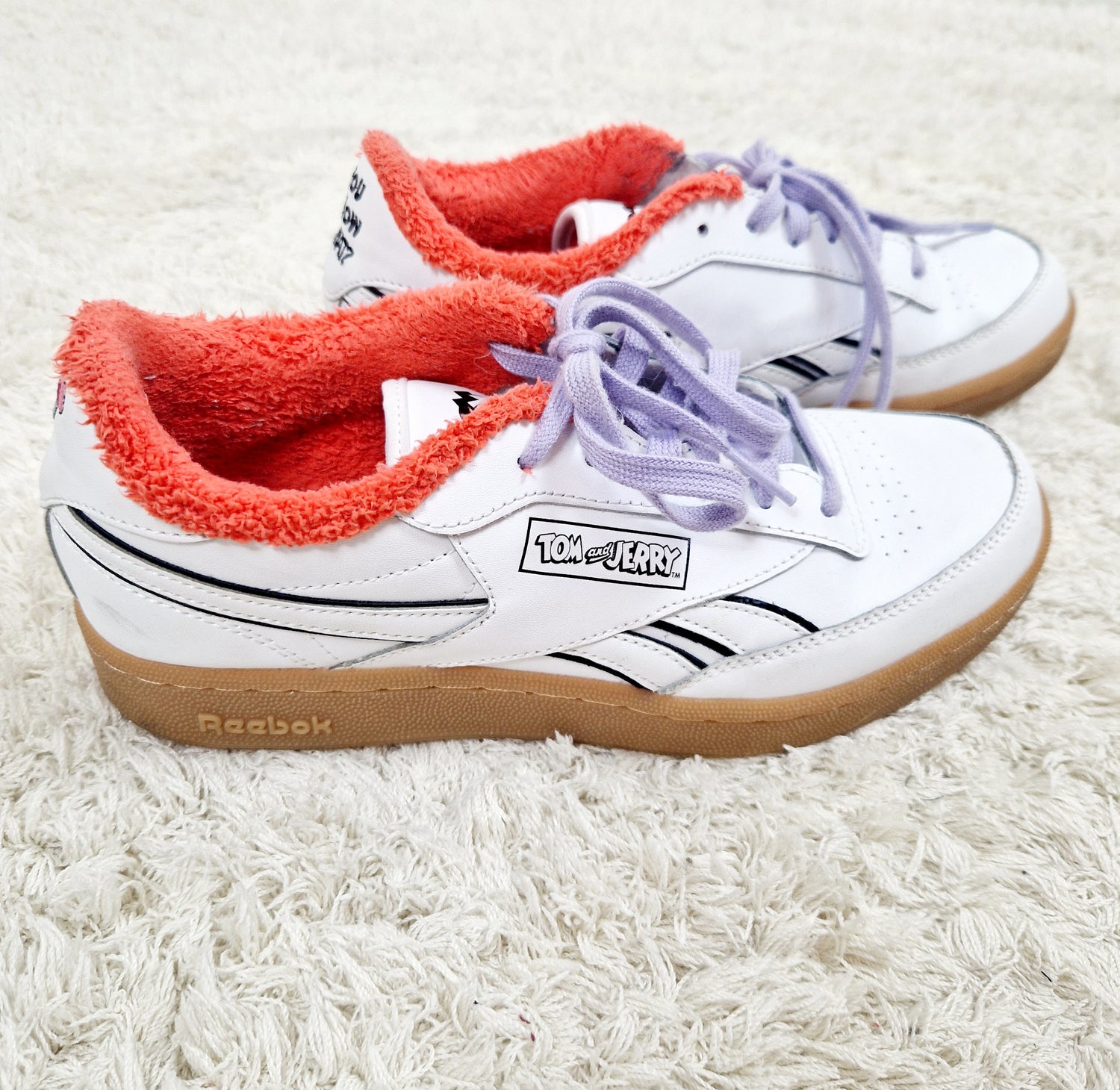 Einzigartige und nachhaltige Vintage Turnschuhe, Tom and Jerry. Unique and sustainable vintage sneakers, tom and jerry. Side.