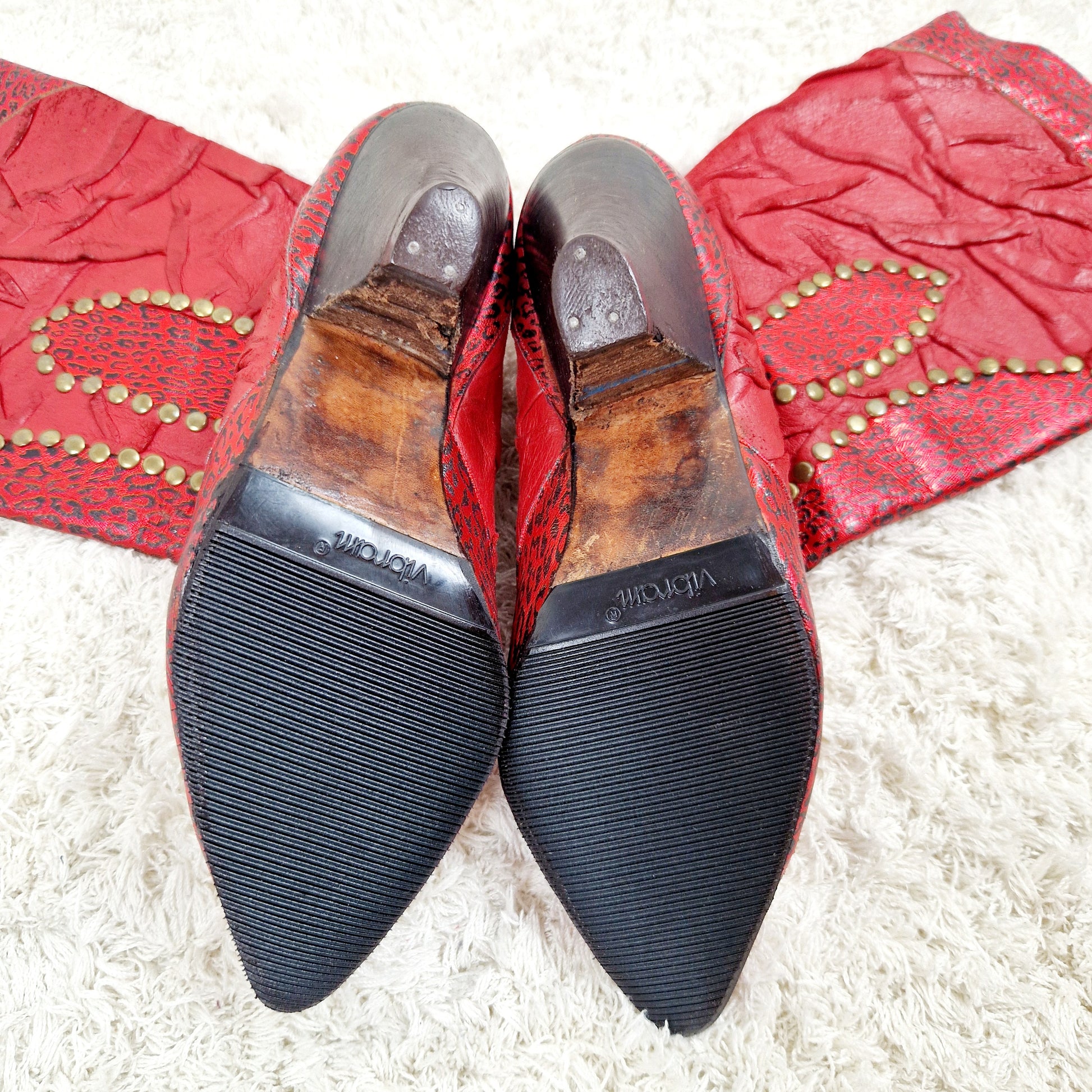Einzigartige und nachhaltige Vintage Cowboy Boots in rot-gold. Unique and sustainable vintage cowboy boots in red-gold. Soles.