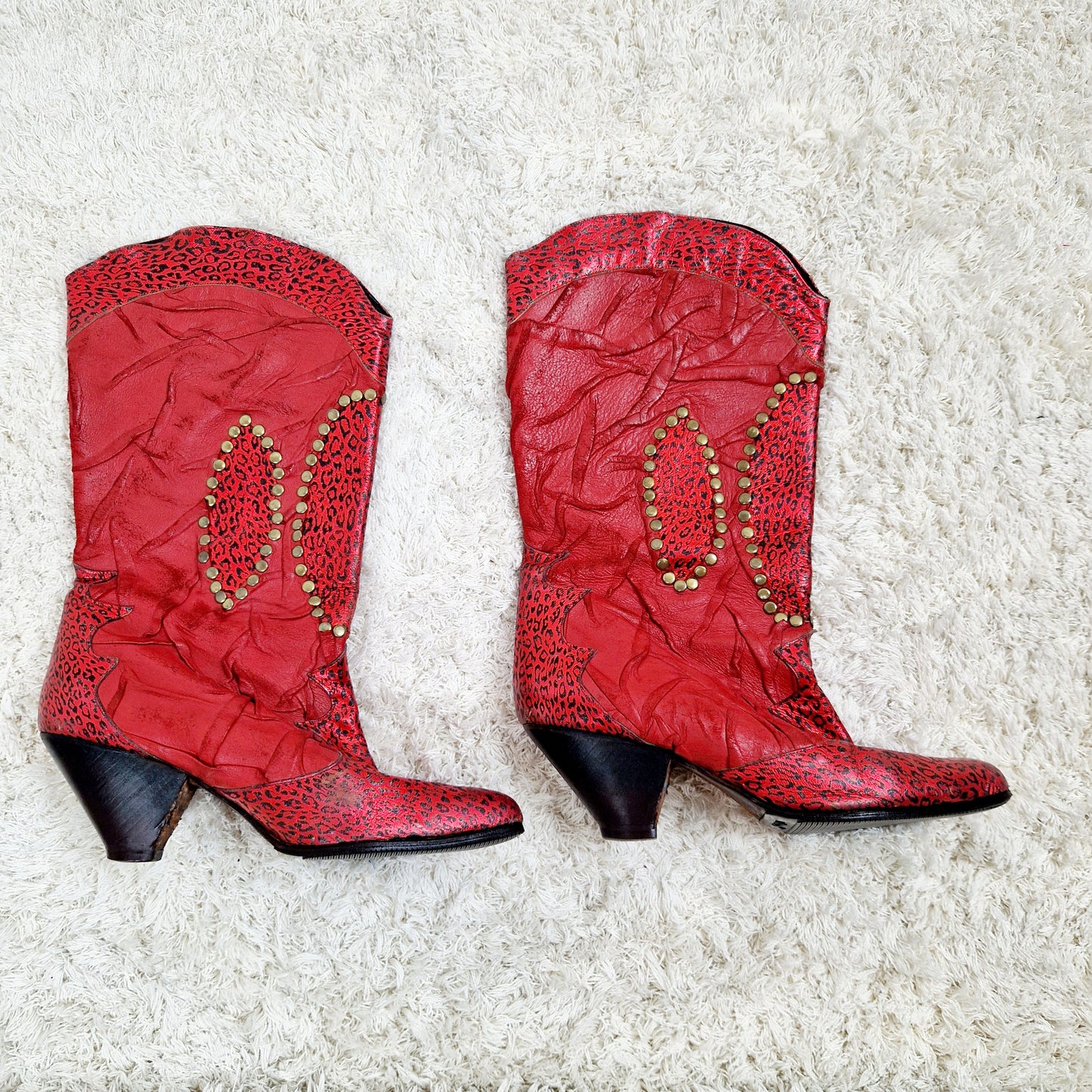 Einzigartige und nachhaltige Vintage Cowboy Boots in rot-gold. Unique and sustainable vintage cowboy boots in red-gold. Side 2.