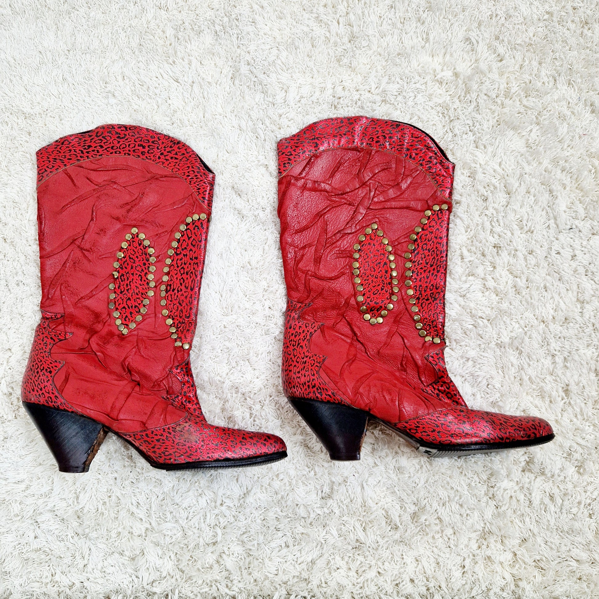 Einzigartige und nachhaltige Vintage Cowboy Boots in rot-gold. Unique and sustainable vintage cowboy boots in red-gold. Side 2.