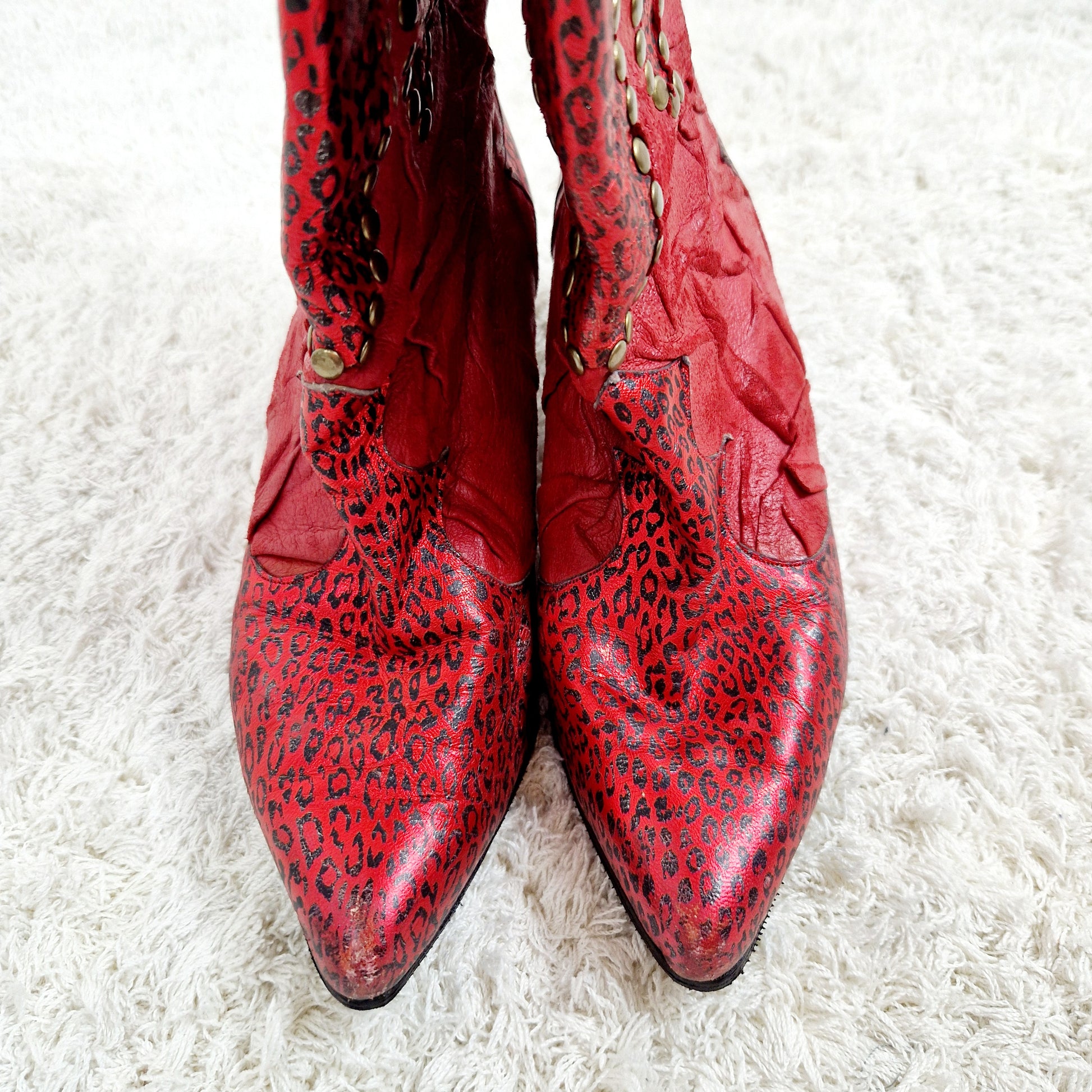 Einzigartige und nachhaltige Vintage Cowboy Boots in rot-gold. Unique and sustainable vintage cowboy boots in red-gold. Front.