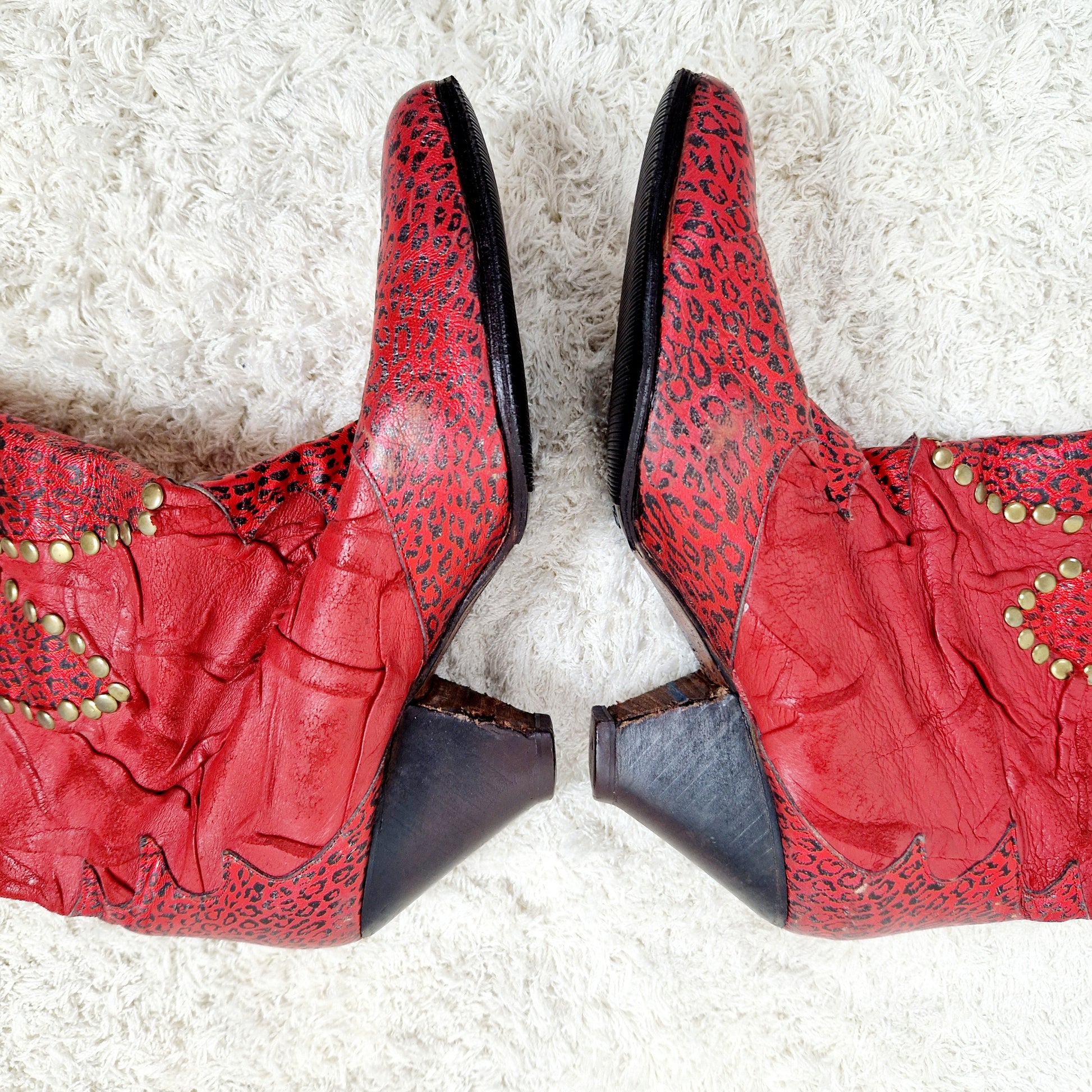 Einzigartige und nachhaltige Vintage Cowboy Boots in rot-gold. Unique and sustainable vintage cowboy boots in red-gold. Heels.