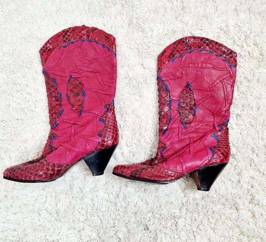 Einzigartige und nachhaltige Vintage Stiefel in weinrot mit Schlangenprint. Unique and sustainable vintage boots in red with snake print. Side.