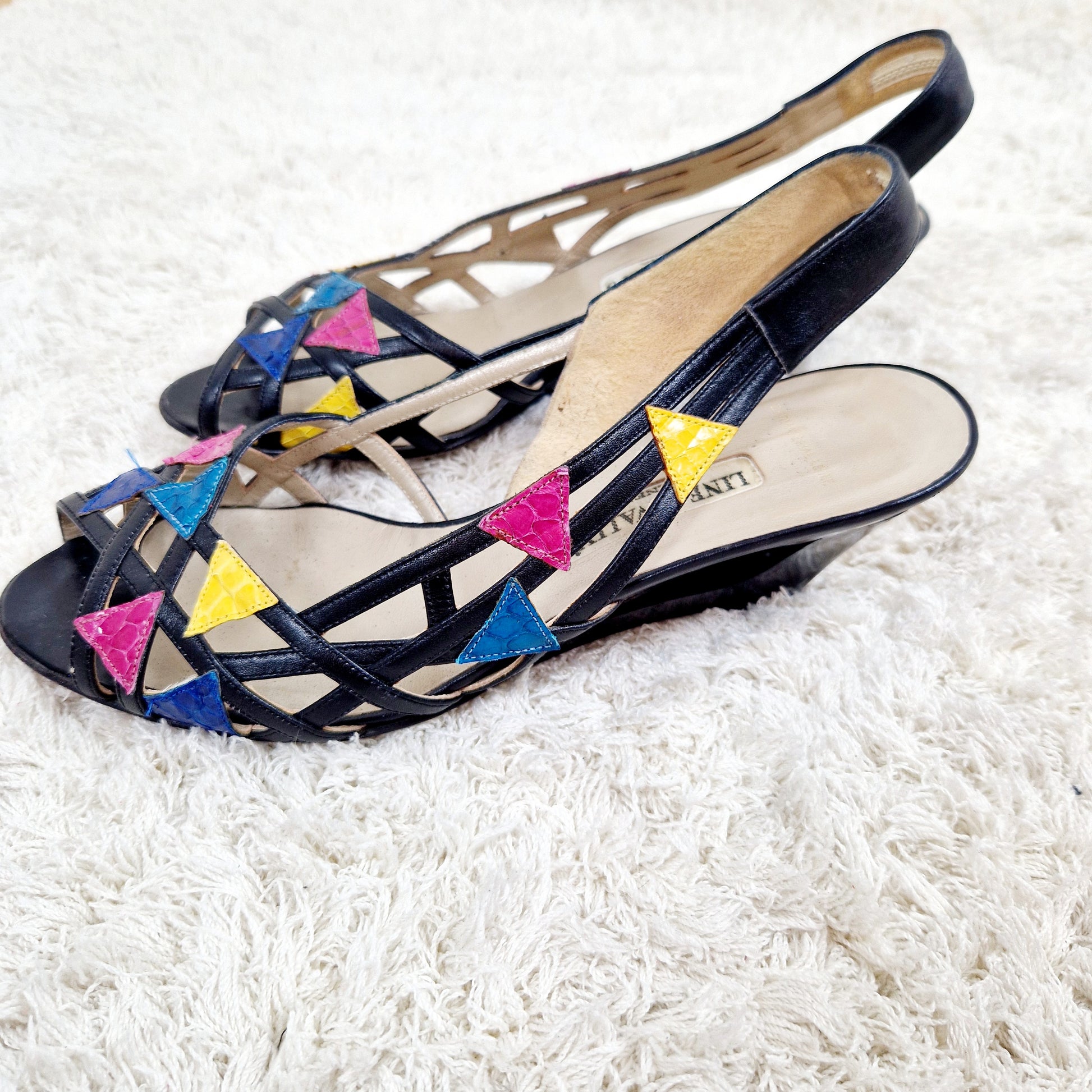 Einzigartige und nachhaltige Vintage Slingbacks mit Dreiecken. Unique and susustainable vintage slingbacks with triangles. Side 3.