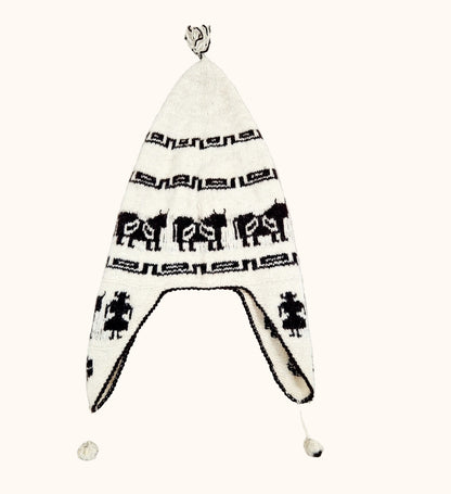 Einzigartige und nachhaltige Vintage Mütze in eierschale-dunkelbraun mit earflap und Kühen. Unique and sustainable vintage hat in offwhite-dark brown with earflap and cows. Front. 