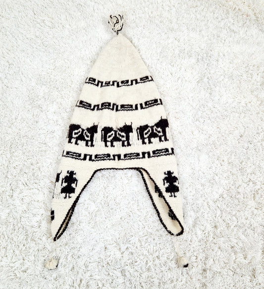 Einzigartige und nachhaltige Vintage Mütze in eierschale-dunkelbraun mit earflap und Kühen. Unique and sustainable vintage hat in offwhite-dark brown with earflap and cows. Front. 