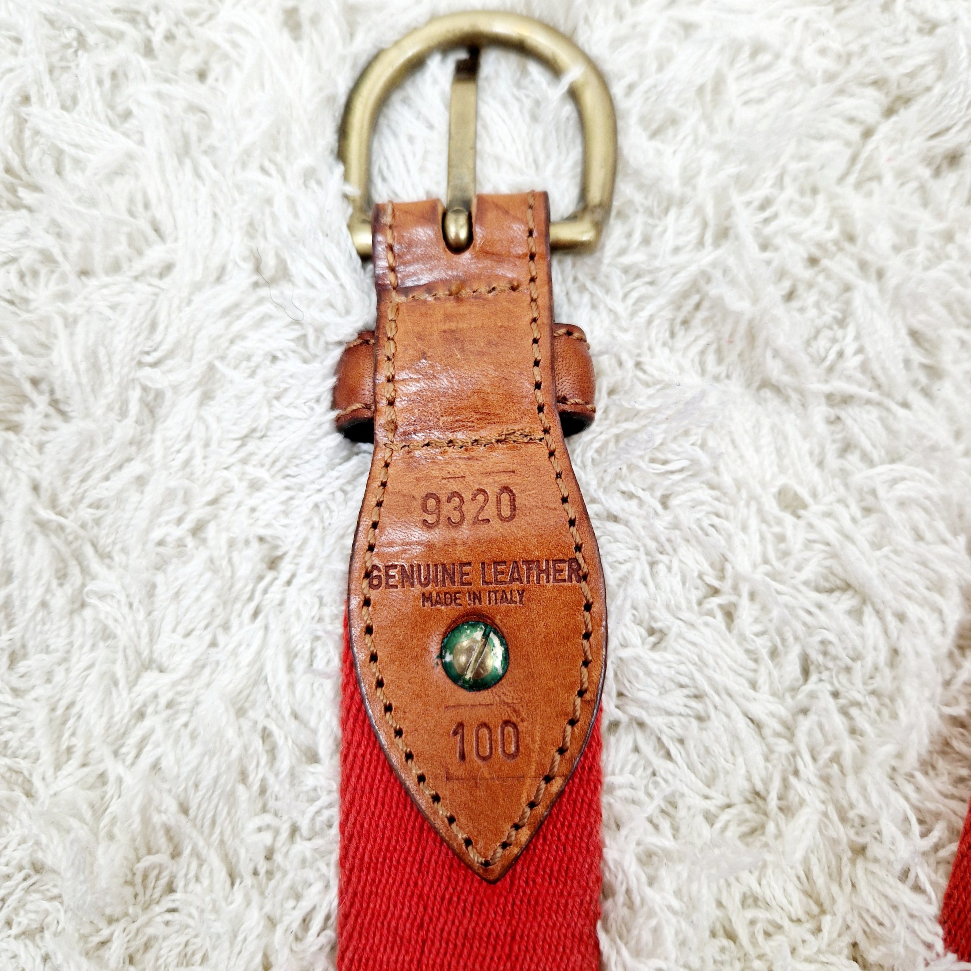 Einzigartiger und nachhaltiger Vintage Gürtel in rot-blau mit Fahnen. Unique and sustainable vintage belt in red-blue with flags. Buckle.