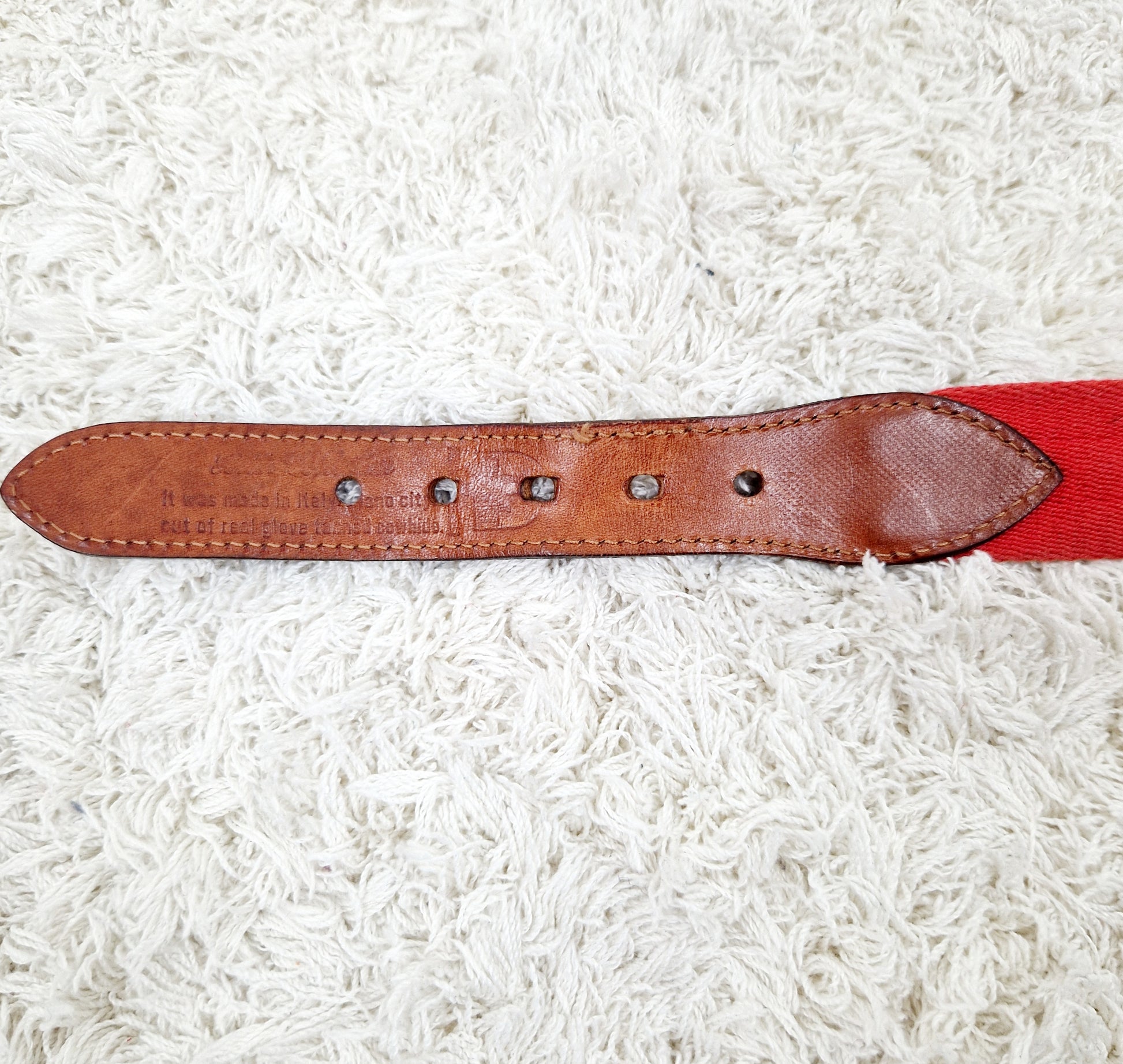 Einzigartiger und nachhaltiger Vintage Gürtel in rot-blau mit Fahnen. Unique and sustainable vintage belt in red-blue with flags. Holes.