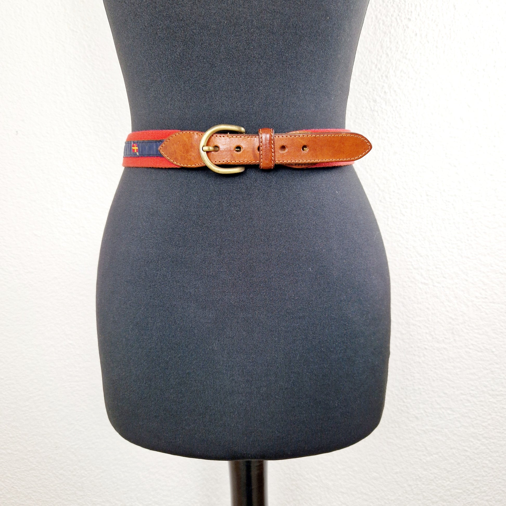 Einzigartiger und nachhaltiger Vintage Gürtel in rot-blau mit Fahnen. Unique and sustainable vintage belt in red-blue with flags. Front.