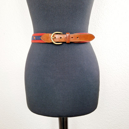 Einzigartiger und nachhaltiger Vintage Gürtel in rot-blau mit Fahnen. Unique and sustainable vintage belt in red-blue with flags. Front.
