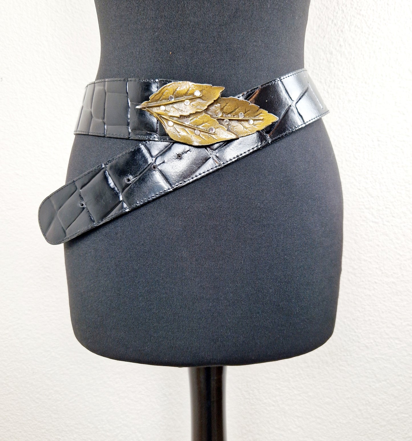 Einzigartiger und nachhaltiger Vintage Gürtel in schwarz mit Blatt. Unique and sustainable vintage belt in black with leave. Front.