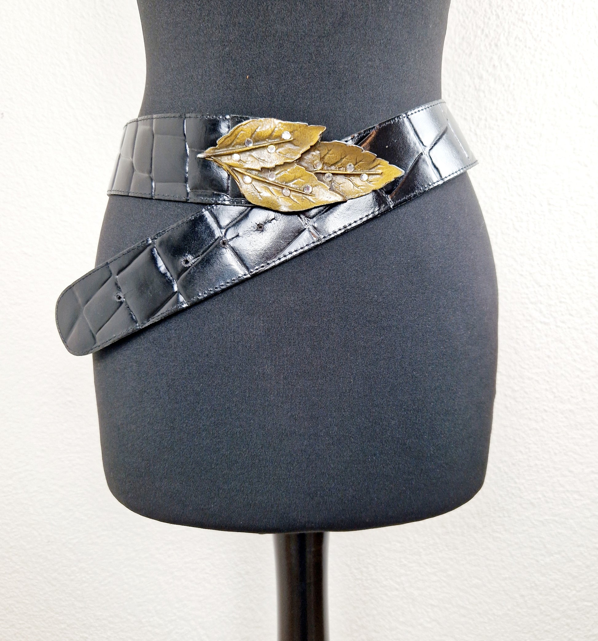 Einzigartiger und nachhaltiger Vintage Gürtel in schwarz mit Blatt. Unique and sustainable vintage belt in black with leave. Front.