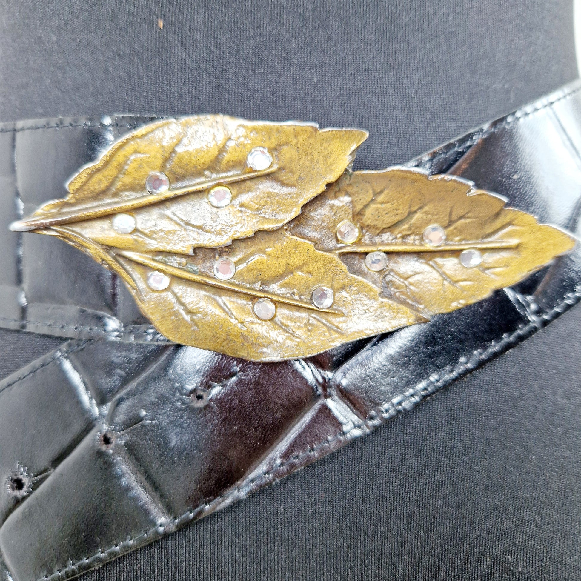 Einzigartiger und nachhaltiger Vintage Gürtel in schwarz mit Blatt. Unique and sustainable vintage belt in black with leave. Close-up.