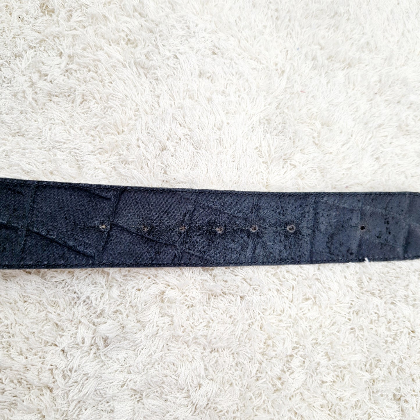 Einzigartiger und nachhaltiger Vintage Gürtel in schwarz mit Blatt. Unique and sustainable vintage belt in black with leave. Holes.