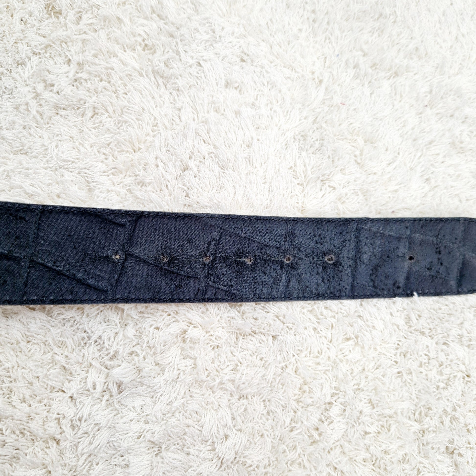 Einzigartiger und nachhaltiger Vintage Gürtel in schwarz mit Blatt. Unique and sustainable vintage belt in black with leave. Holes.