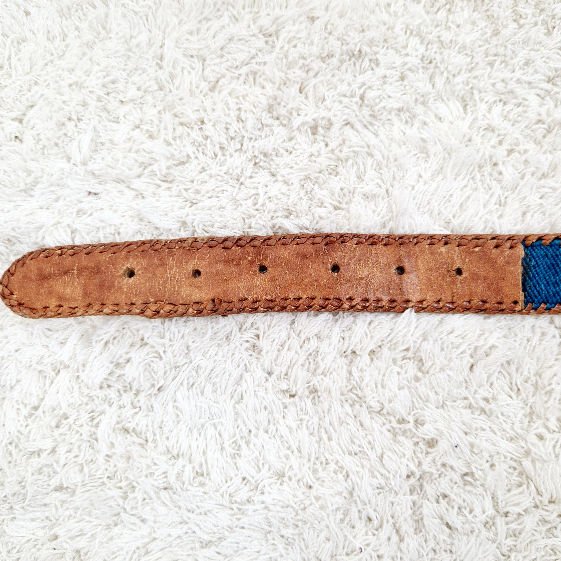 Einzigartiger und nachhaltiger bunter Vintage Gürtel aus Guatemala. Unique and sustainable and colorful vintage belt from Guatemala. Holes.