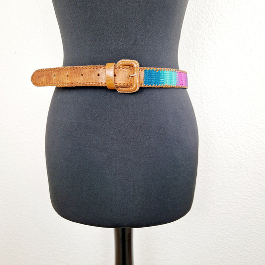 Einzigartiger und nachhaltiger bunter Vintage Gürtel aus Guatemala. Unique and sustainable and colorful vintage belt from Guatemala. Front.