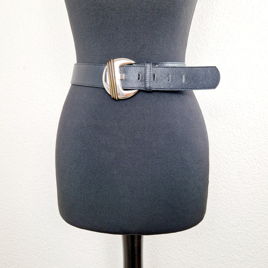 Einzigartiger und nachhaltige Vintage Gürtel in schwarz mit silber-gold. Unique and sustainable vintage belt in black with silver-gold. Front.