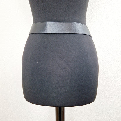 Einzigartiger und nachhaltige Vintage Gürtel in schwarz mit silber-gold. Unique and sustainable vintage belt in black with silver-gold. Back.