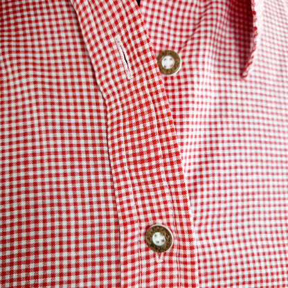 Einzigartige und nachhaltige Vintage Bluse, Kurzarm, rot-weiss, kariert. Unique and sustainable vintage blouse, short sleeves, checked. Close-up.