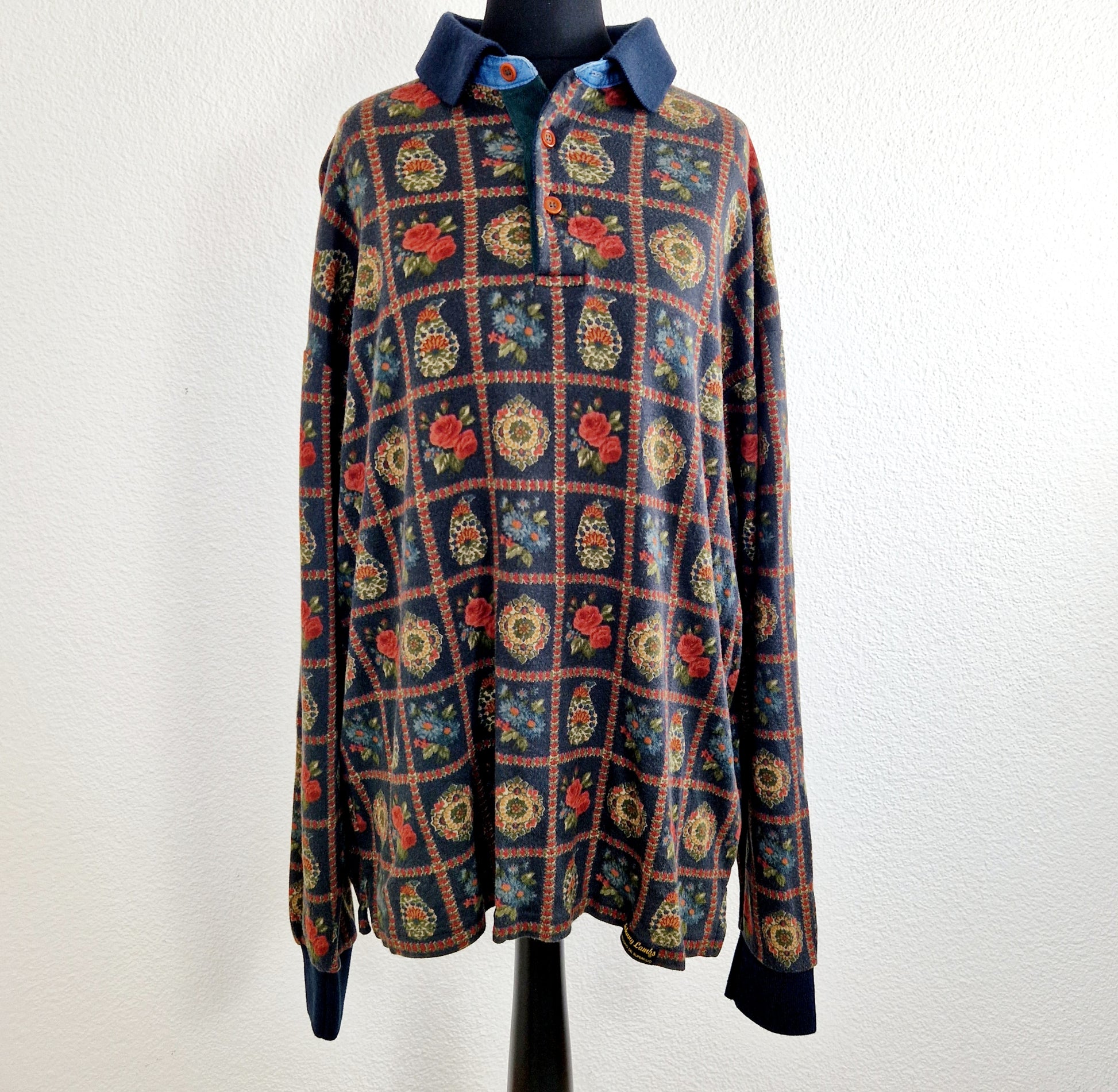 Einzigartiges und nachhaltiges Vintage Langarm Polo in dunkelblau mit Rosen. Unique and sustainable vintage longsleeve polo shirt in dark blue with roses. Front.