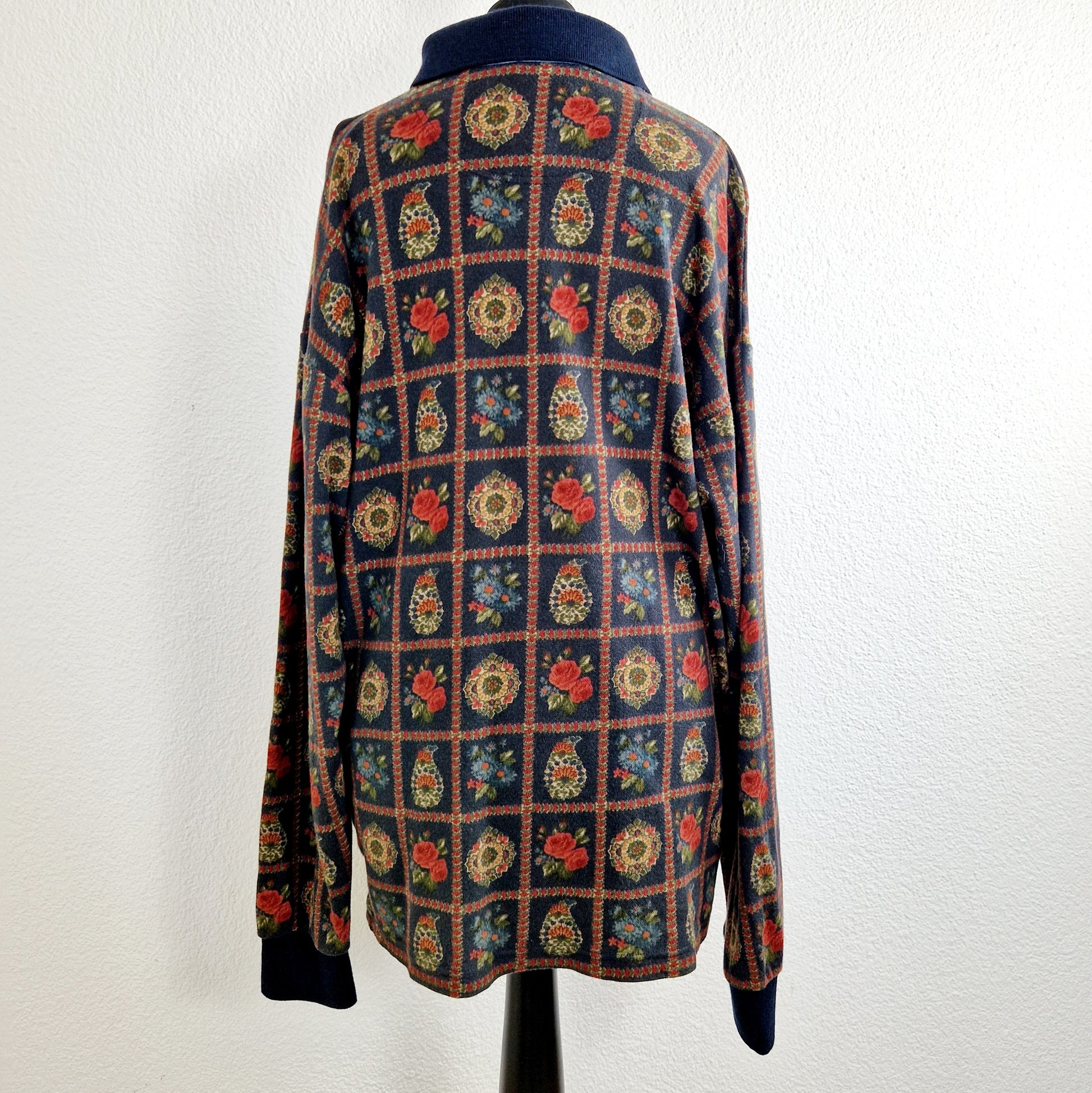 Einzigartiges und nachhaltiges Vintage Langarm Polo in dunkelblau mit Rosen. Unique and sustainable vintage longsleeve polo shirt in dark blue with roses. Back.