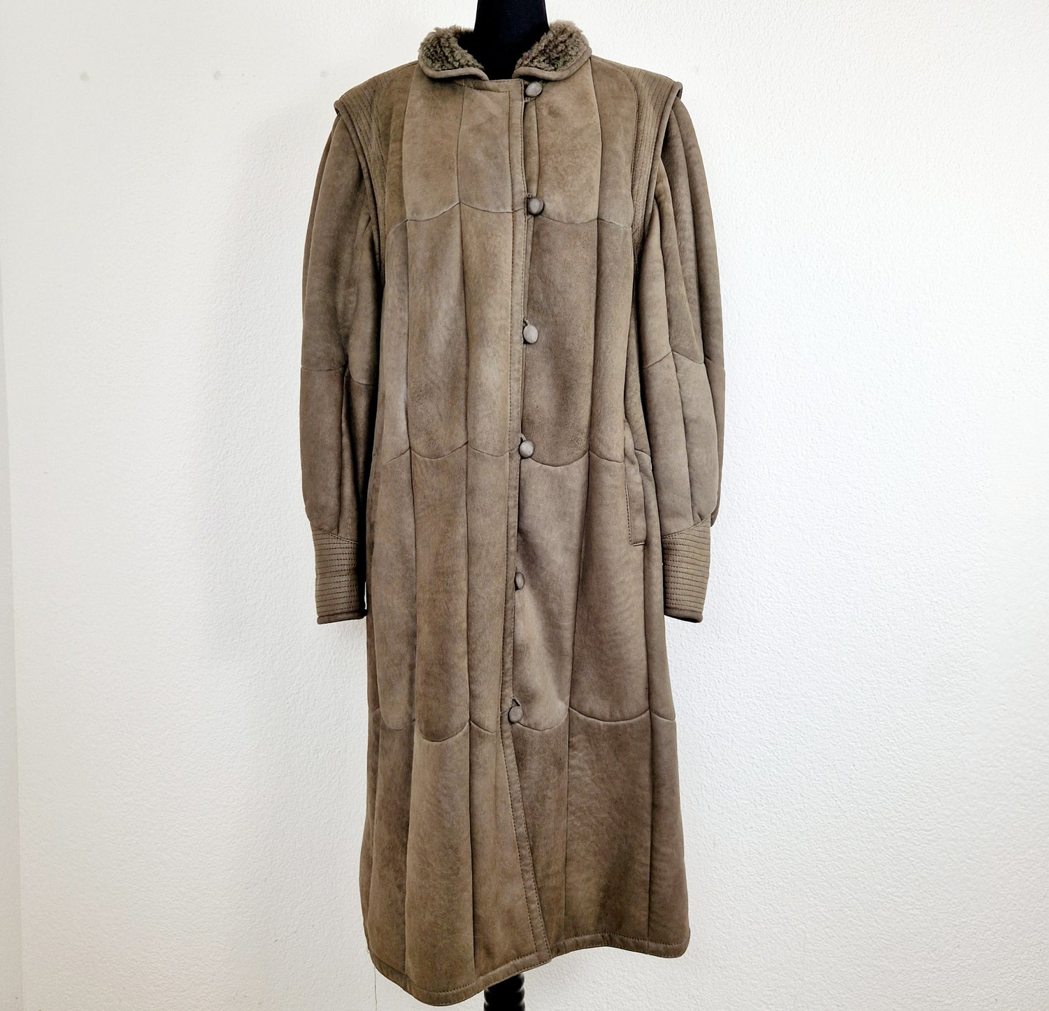 Einzigartiger und nachhaltiger Vintage Leder Mantel in khaki. Unique and sustainable vintage leather coat in khaki. Front.