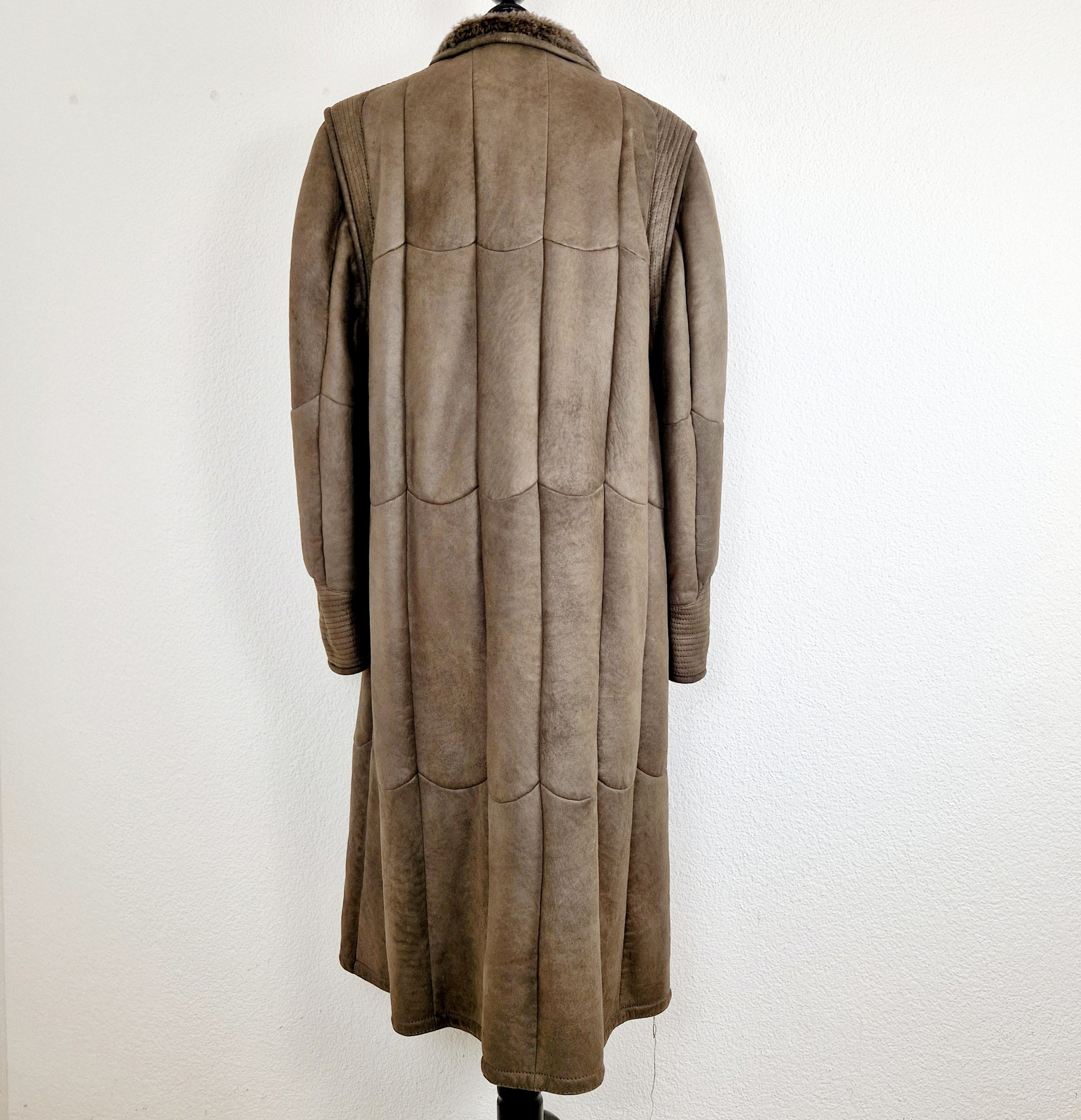 Einzigartiger und nachhaltiger Vintage Leder Mantel in khaki. Unique and sustainable vintage leather coat in khaki. Back.
