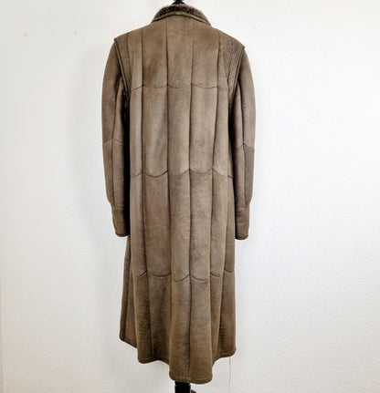 Einzigartiger und nachhaltiger Vintage Leder Mantel in khaki. Unique and sustainable vintage leather coat in khaki. Back.
