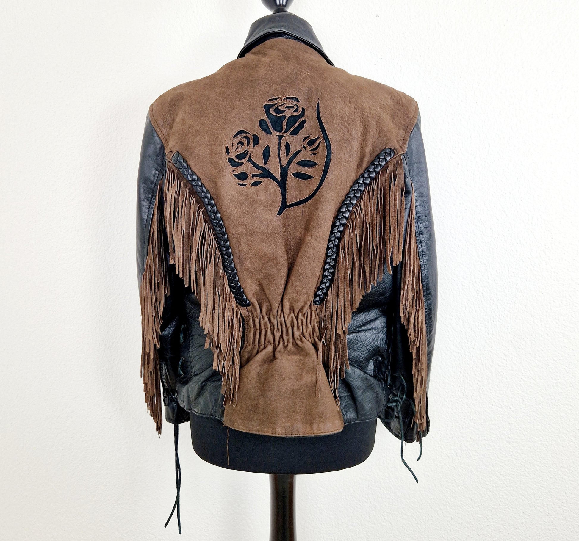 Einzigartige und nachhaltige Vintage Lederjacke mit Fransen und Rosen. Unique and sustainable vintage leather jacket with fringe and roses. Back.