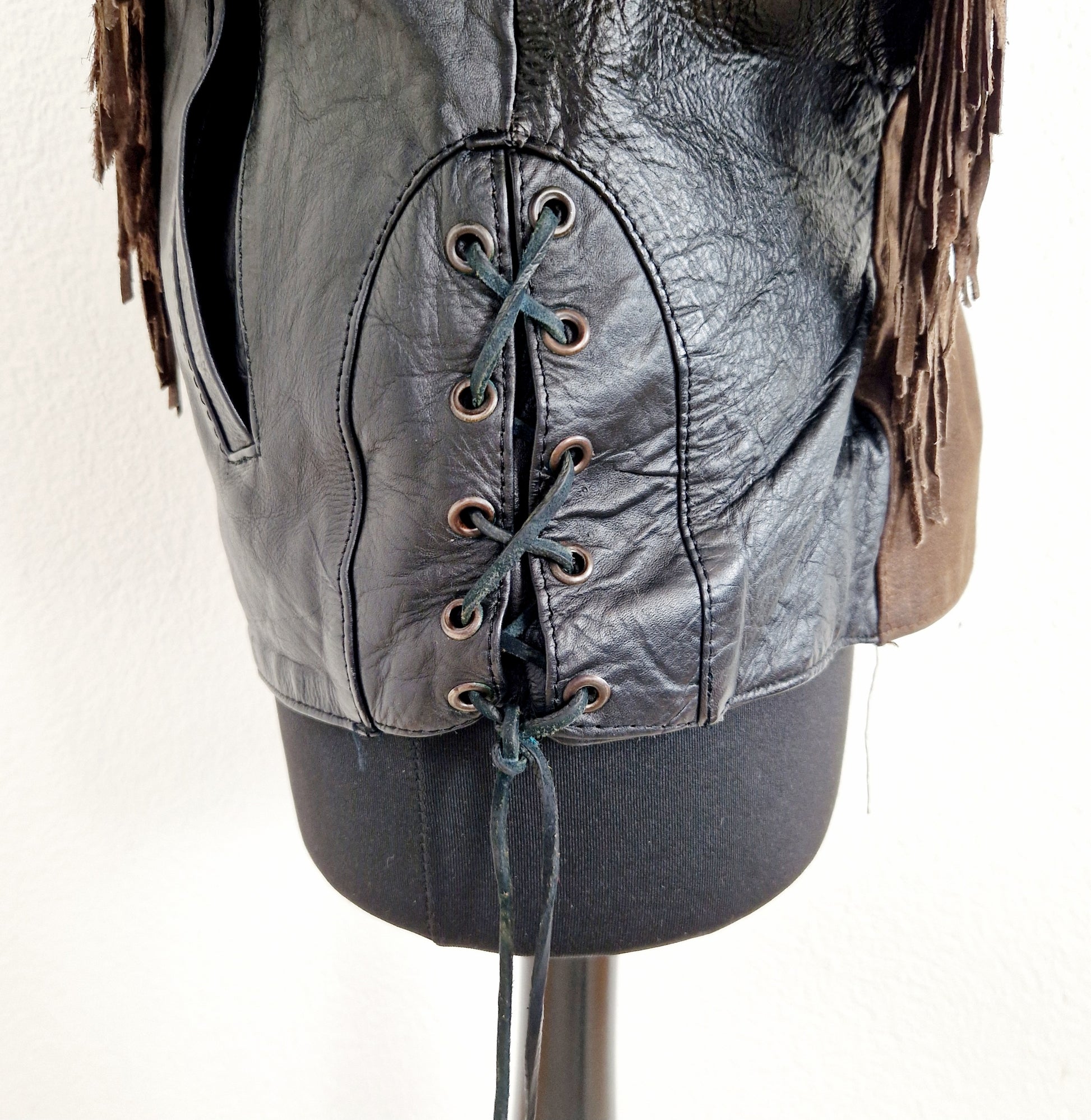 Einzigartige und nachhaltige Vintage Lederjacke mit Fransen und Rosen. Unique and sustainable vintage leather jacket with fringe and roses. Close-up 2.