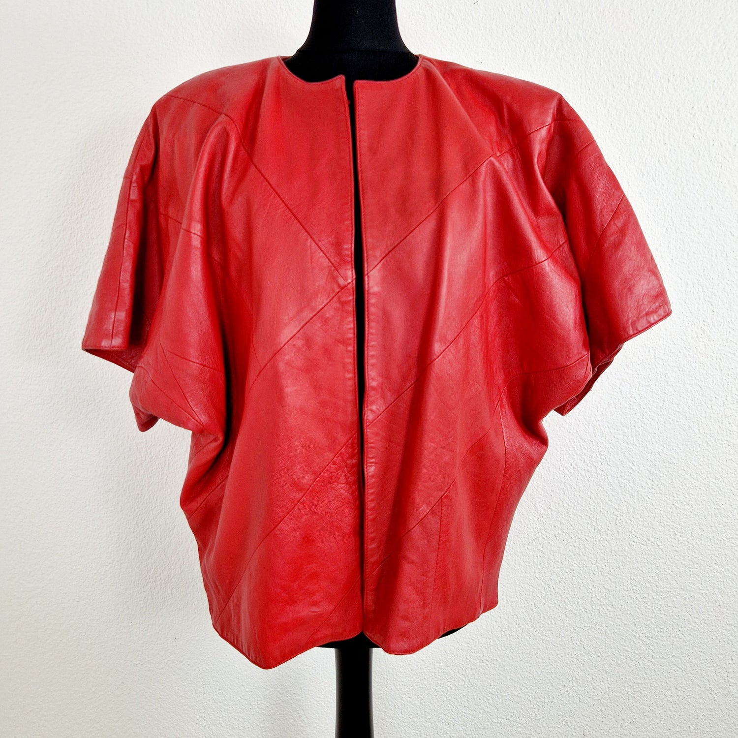 Einzigartige und nachhaltige Vintage Lederjacke in rot und Kurzarm. Unique and sustainable vintage leather jacket in red and shortsleeved. Front.