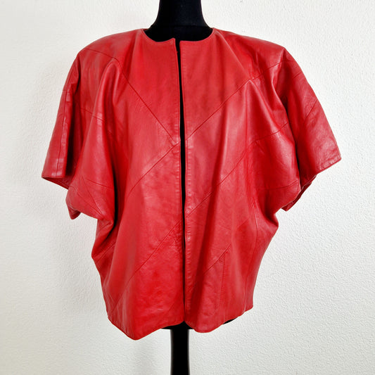 Einzigartige und nachhaltige Vintage Lederjacke in rot und Kurzarm. Unique and sustainable vintage leather jacket in red and shortsleeved. Front.