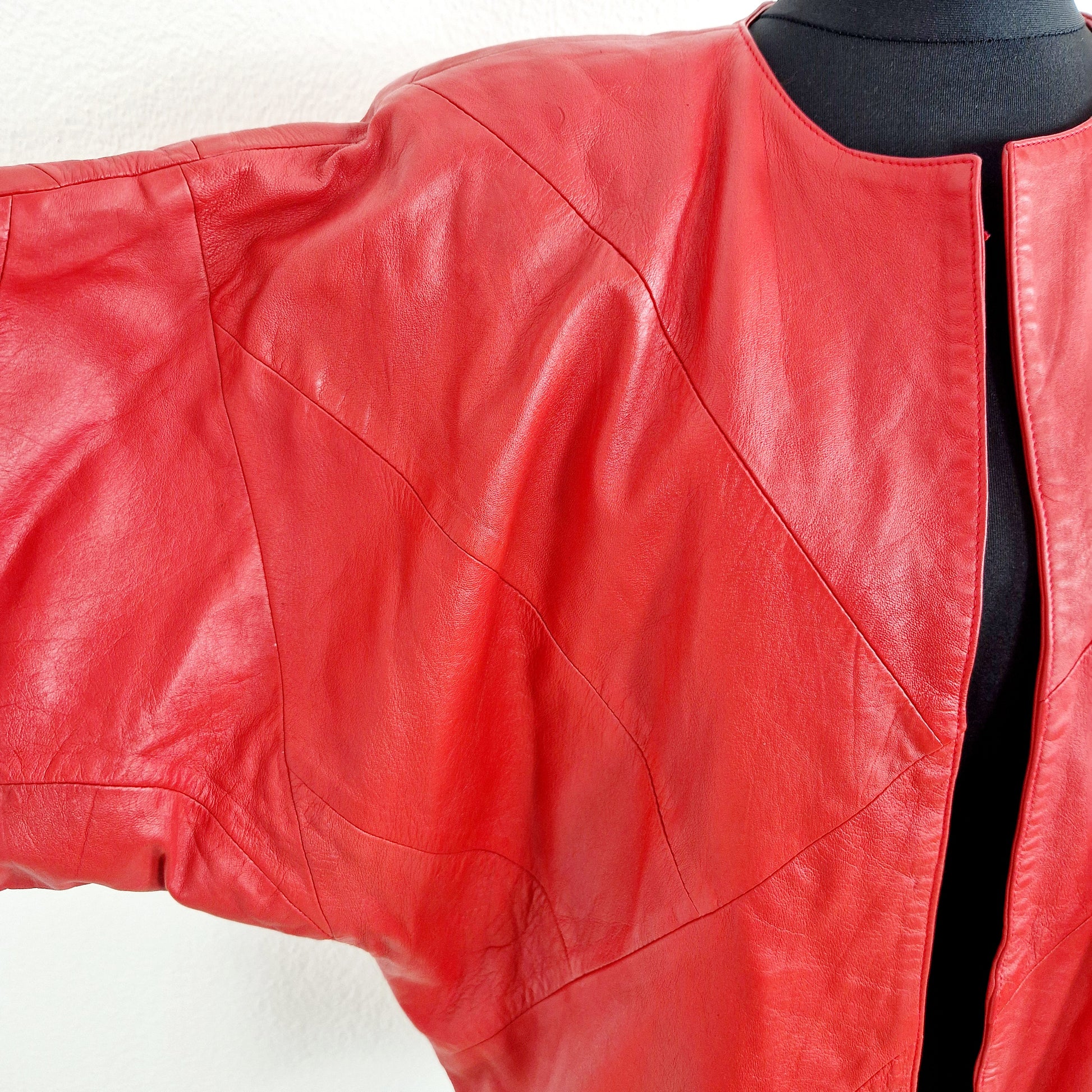 Einzigartige und nachhaltige Vintage Lederjacke in rot und Kurzarm. Unique and sustainable vintage leather jacket in red and shortsleeved. Sleeve.