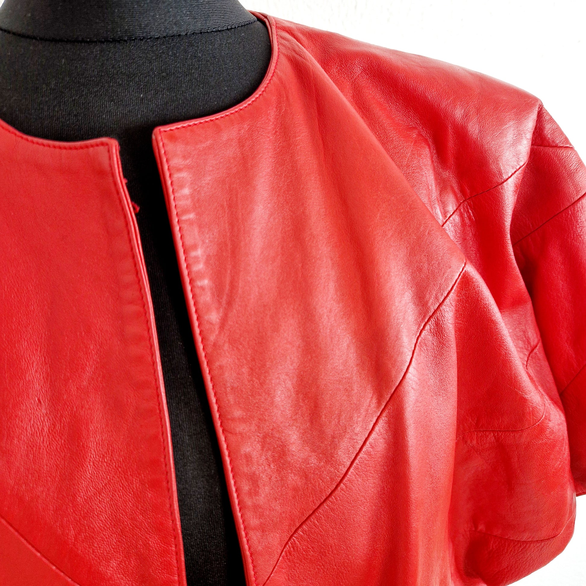 Einzigartige und nachhaltige Vintage Lederjacke in rot und Kurzarm. Unique and sustainable vintage leather jacket in red and shortsleeved. Close-up.