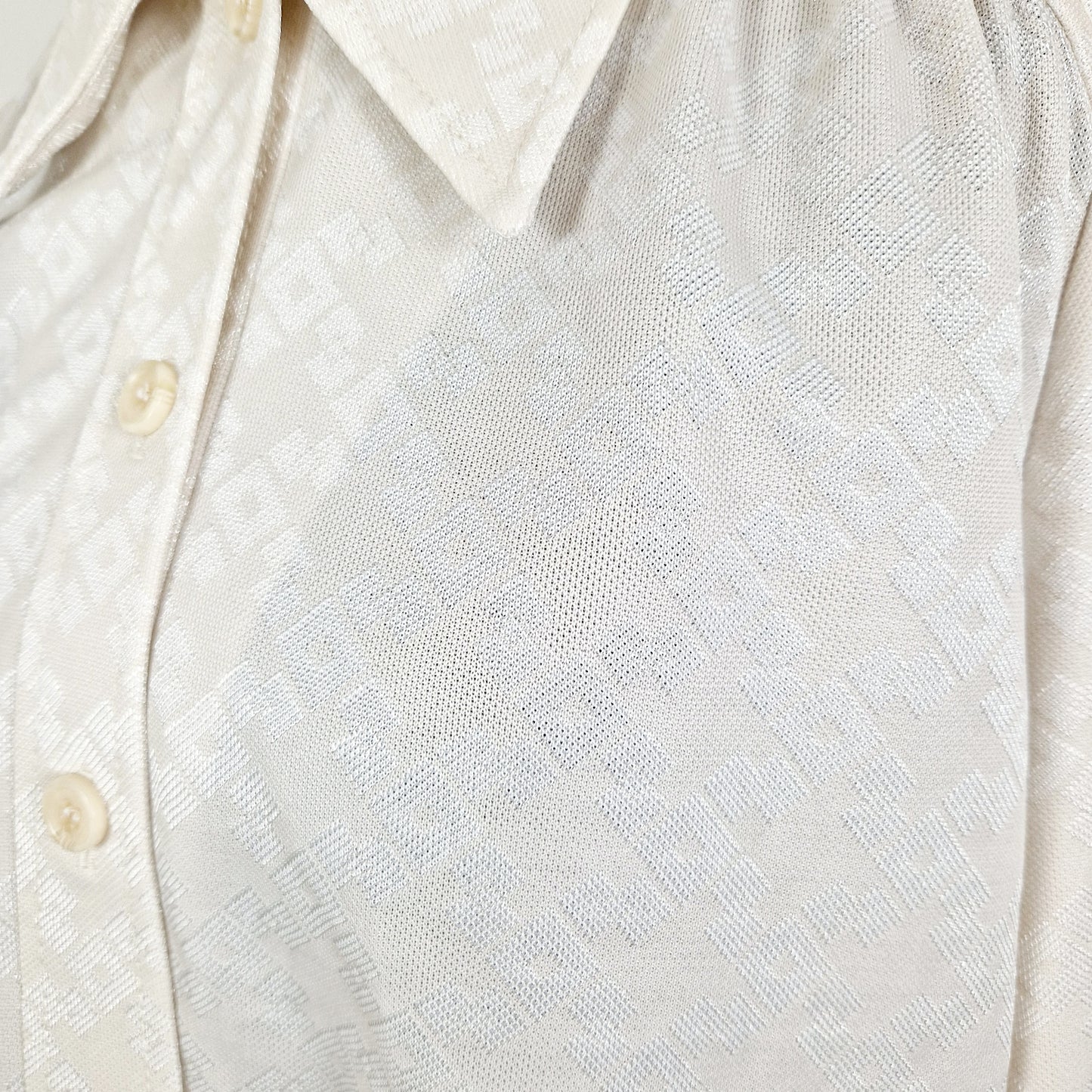 Einzigartige und nachhaltige Vintage Bluse in eierschale mit Vierecken. Unique and sustainable vintage blouse in off-white with squares. Close-up.