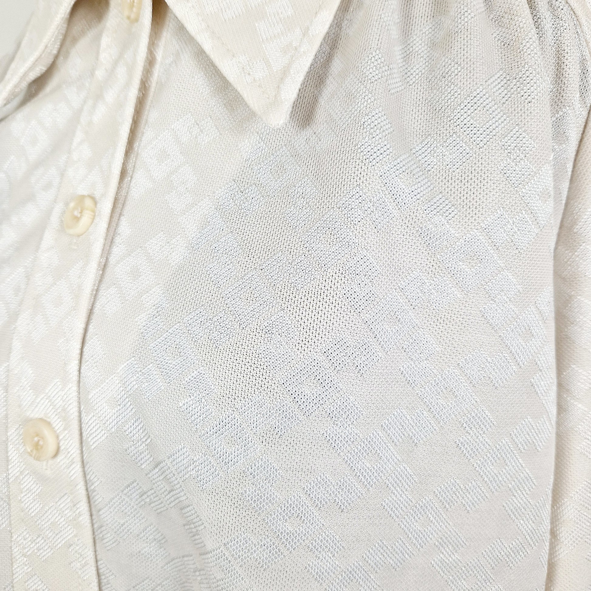 Einzigartige und nachhaltige Vintage Bluse in eierschale mit Vierecken. Unique and sustainable vintage blouse in off-white with squares. Close-up.