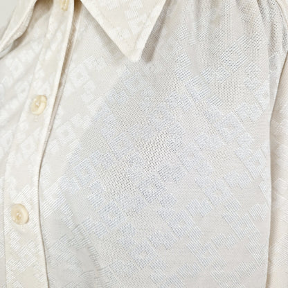 Einzigartige und nachhaltige Vintage Bluse in eierschale mit Vierecken. Unique and sustainable vintage blouse in off-white with squares. Close-up.