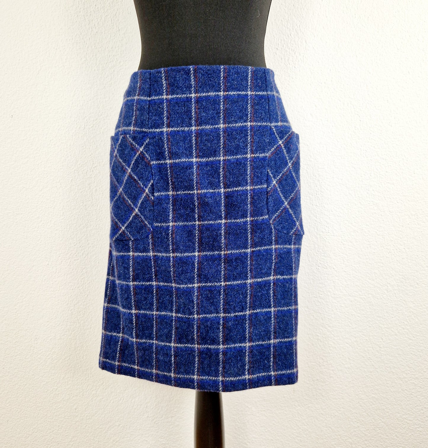 Einzigartiger und nachhaltiger Vintage Rock in blau-braun-hellgrau, kariert. Unique and sustainable vintage skirt in blue-brown-light grey, checked. Front. 