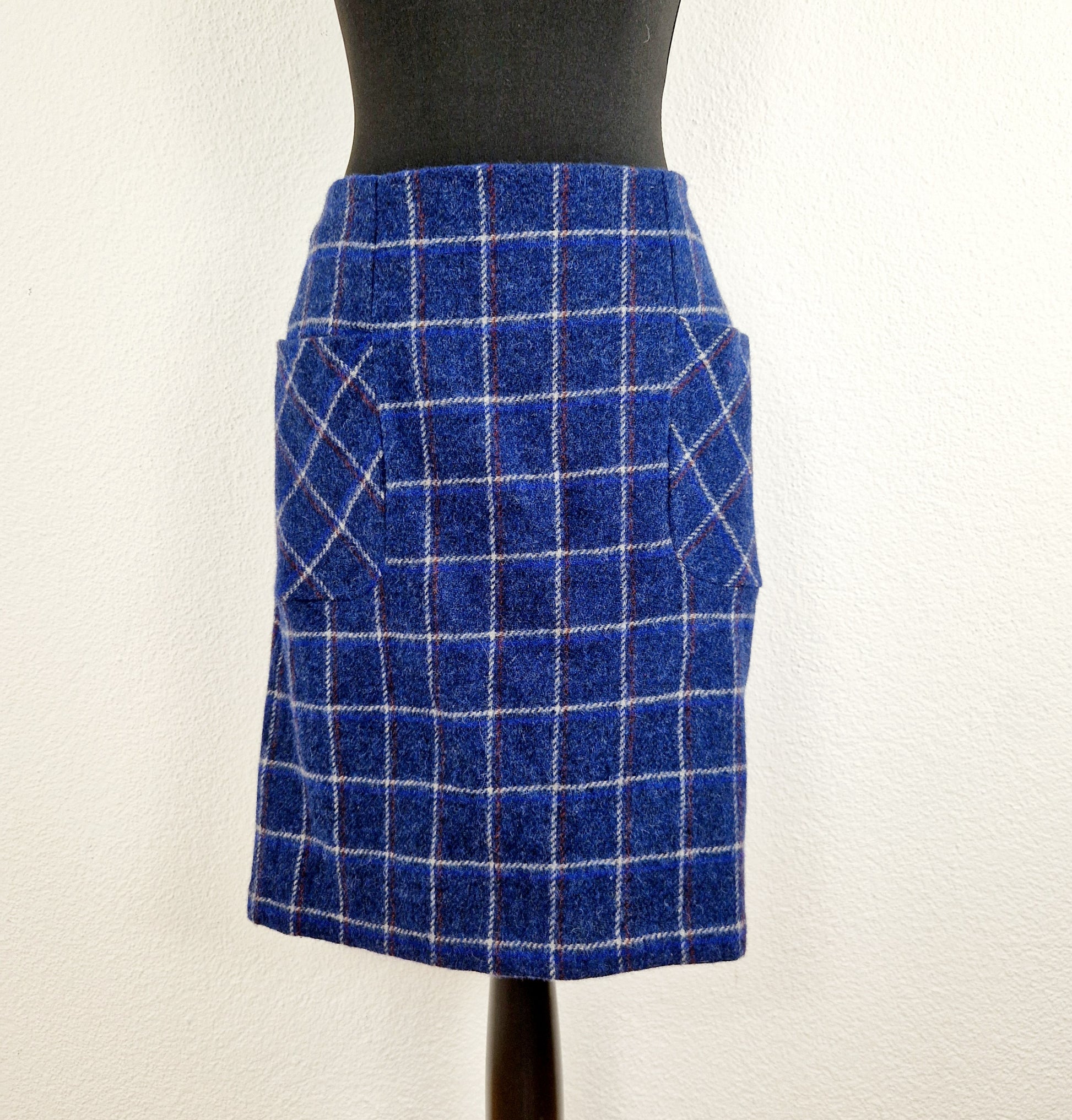 Einzigartiger und nachhaltiger Vintage Rock in blau-braun-hellgrau, kariert. Unique and sustainable vintage skirt in blue-brown-light grey, checked. Front. 