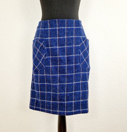 Einzigartiger und nachhaltiger Vintage Rock in blau-braun-hellgrau, kariert. Unique and sustainable vintage skirt in blue-brown-light grey, checked. Front. 