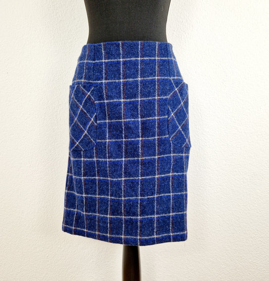 Einzigartiger und nachhaltiger Vintage Rock in blau-braun-hellgrau, kariert. Unique and sustainable vintage skirt in blue-brown-light grey, checked. Front. 