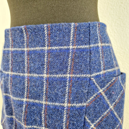 Einzigartiger und nachhaltiger Vintage Rock in blau-braun-hellgrau, kariert. Unique and sustainable vintage skirt in blue-brown-light grey, checked. Close-up.